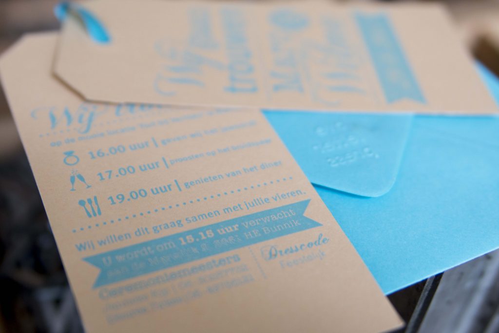 trouwkaart als kraft label letterpress blauw