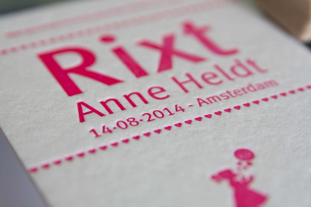 Geboortekaartje Rix letterpress, details neon roze