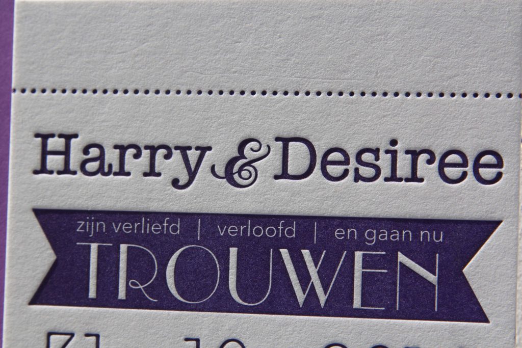 trouwkaart letterpress wij gaan trouwen paars