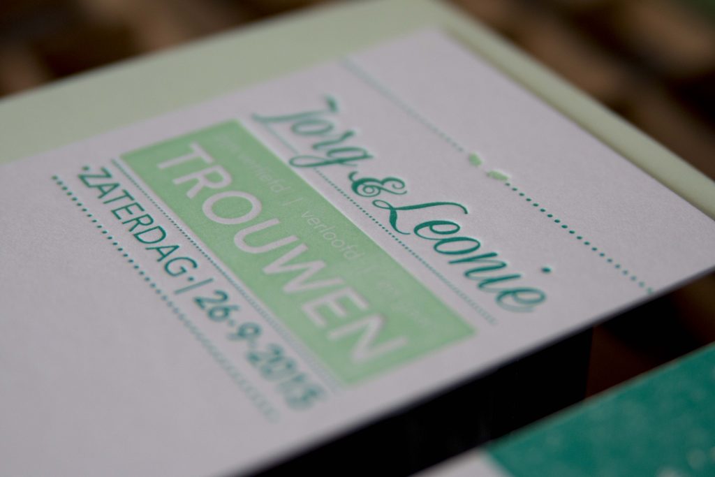 Trouwkaart letterpress beach stijl Wij gaan trouwen
