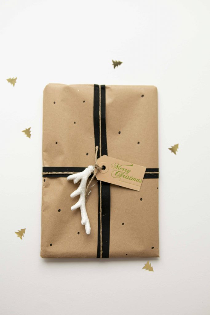 inpakken kerstcadeau_rendier_modern_stippen_labels_letterpress