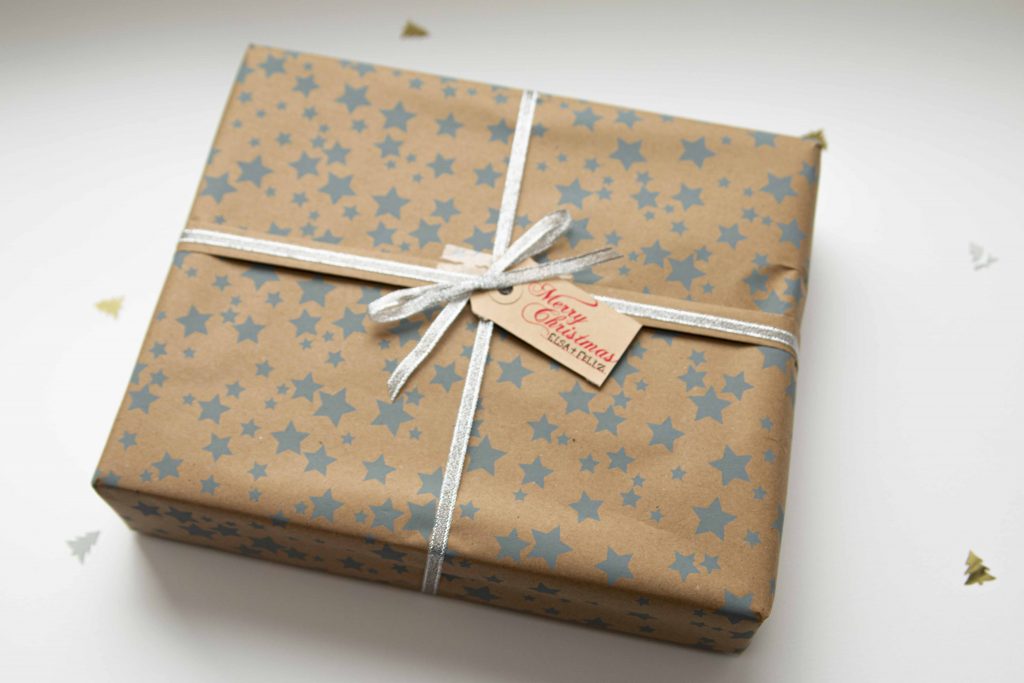 Inpakken_kerstcadeau_sterren_zilver_lint_tips_feestelijk