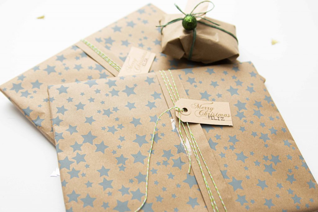 inpakken kerstcadeau_kerstbal_hip_modern_tips