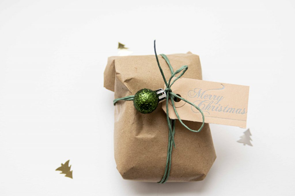 inpakken_kerstcadeau_kerstbal_papiertouw_groen_duurzaam