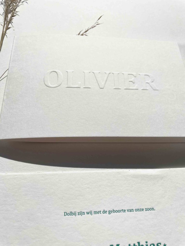 geboortekaartje met blinddruk en preeg, jongen minimalistiscj